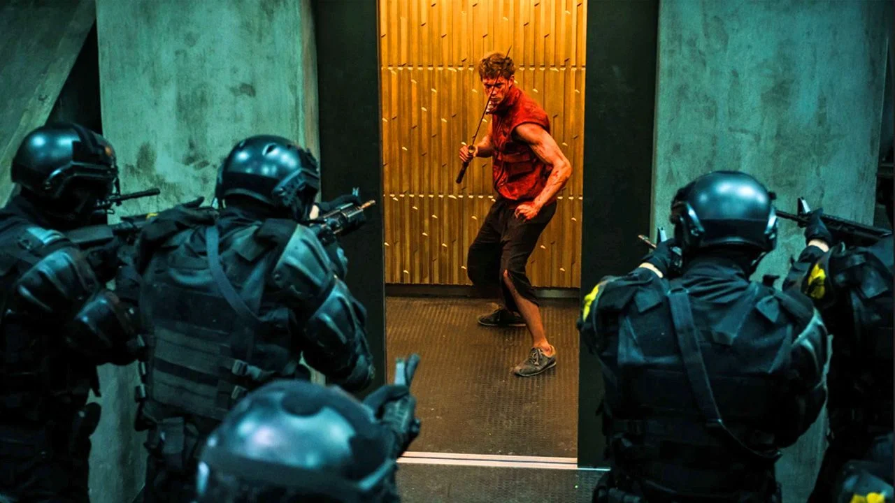Poster von "Boy Kills World" mit Bill Skarsgård in Actionpose