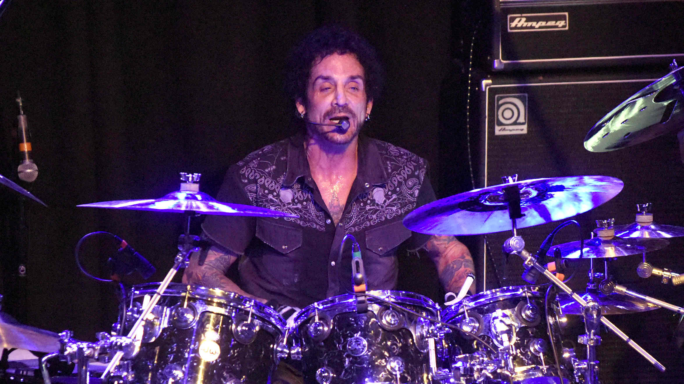 Deen Castronovo am Drumset von Journey während eines Konzerts, Bild von 2021