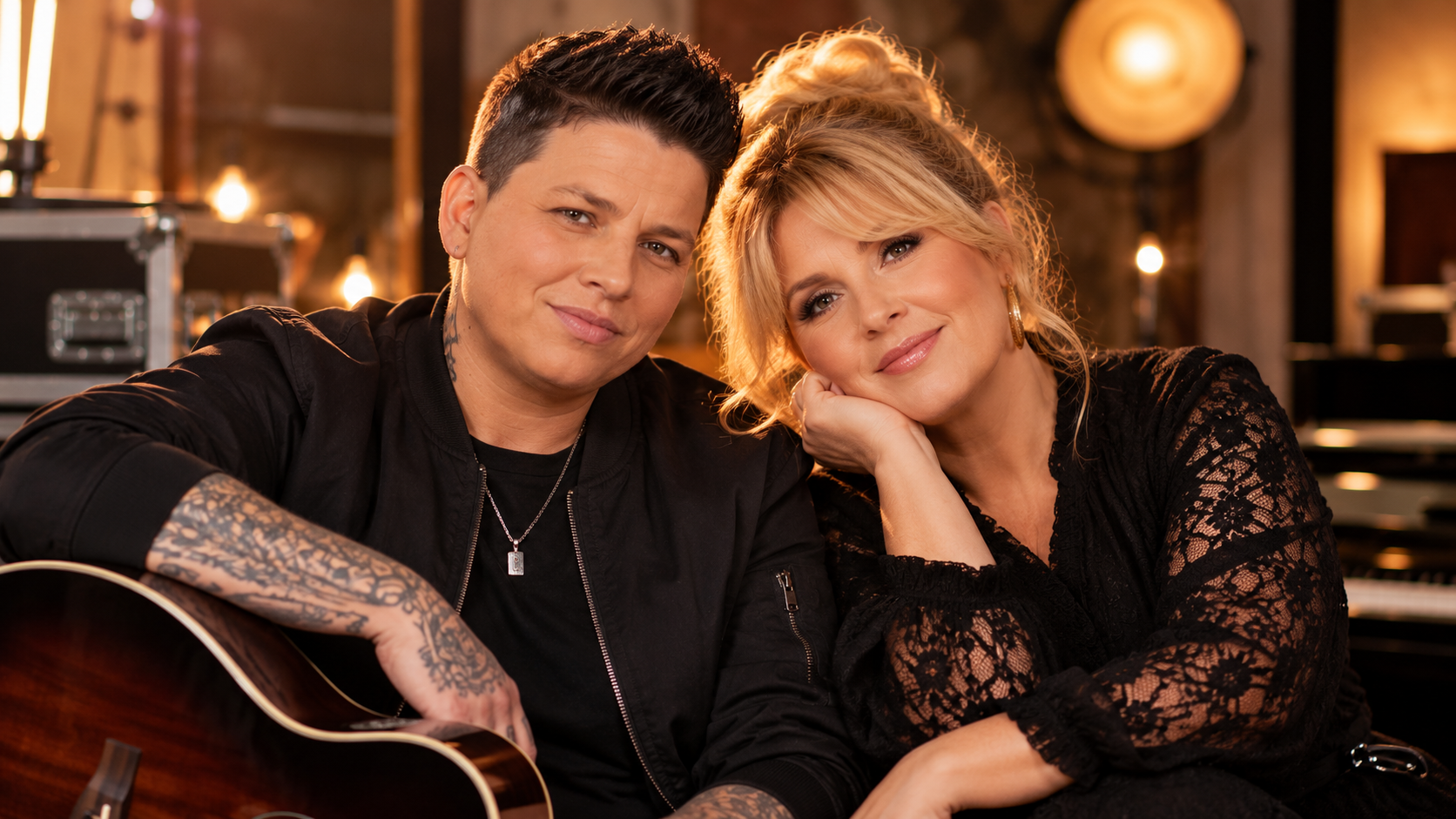 Kerstin Ott und Maite Kelly gemeinsam im Musikstudio mit Akustikgitarre.