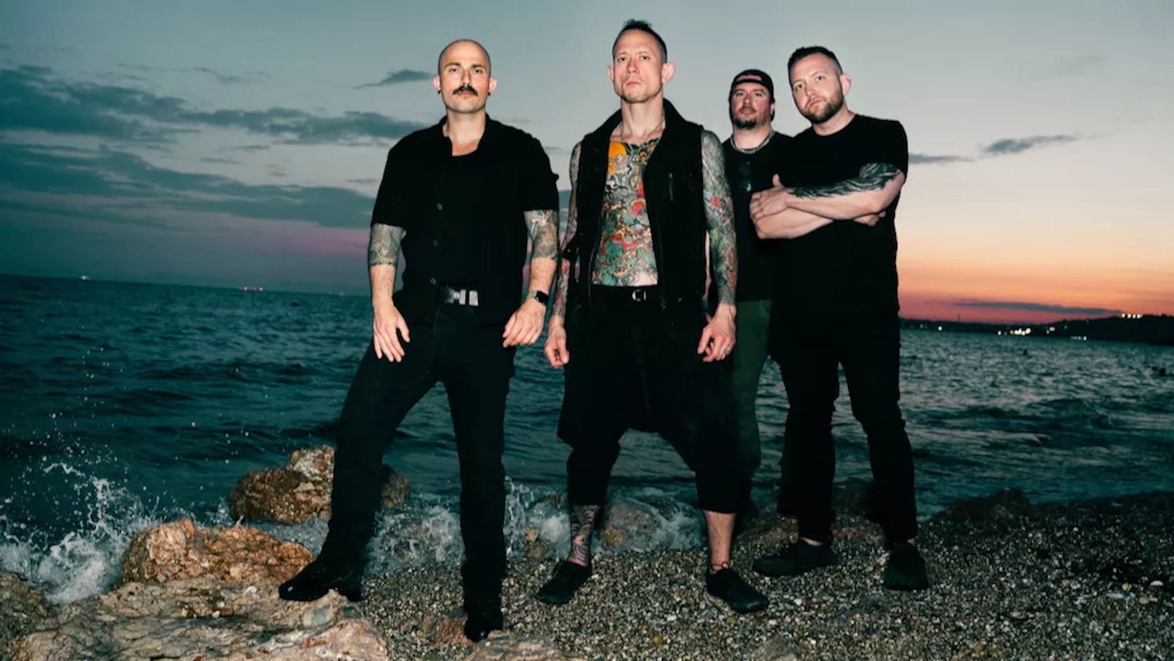 Die vier Mitglieder von Trivium stehen vor einer düsteren japanisch inspirierten Kulisse mit rotem Mond, Torii-Tor, Tempeln und schwarzen Bannern; Matt Heafy steht tätowiert im Vordergrund.