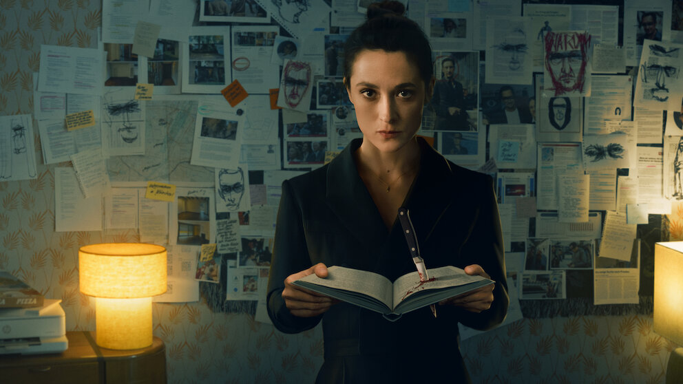 Poster der Netflix‑Miniserie „Die Falle“ mit Friederike Becht im Vordergrund, umgeben von dunklen, spannungsgeladenen Bildmotiven