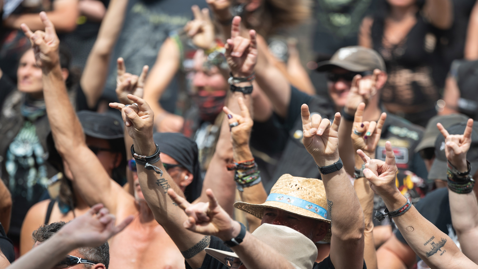 Foto vom Rockharz-Festival 2023 mit jubelnden Metal‑Fans auf der Bühne