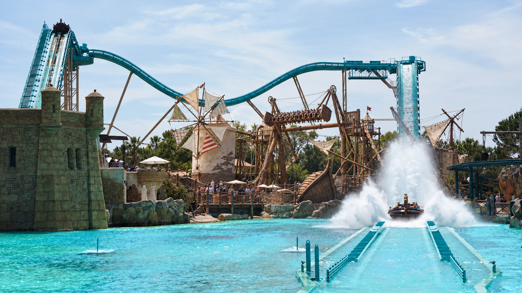 Atlantica SuperSplash im Europa-Park mit großem Wasserbecken und Splashdown, dahinter eine neue portugiesisch gestaltete Schaukelattraktion im Stil des vorgestellten Artworks.