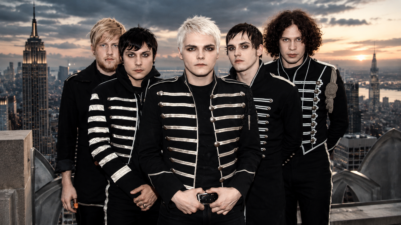 My Chemical Romance in schwarzen „Black Parade“-Uniformen vor einer New-York-Kulisse zum 20. Jubiläum des Albums „The Black Parade“.