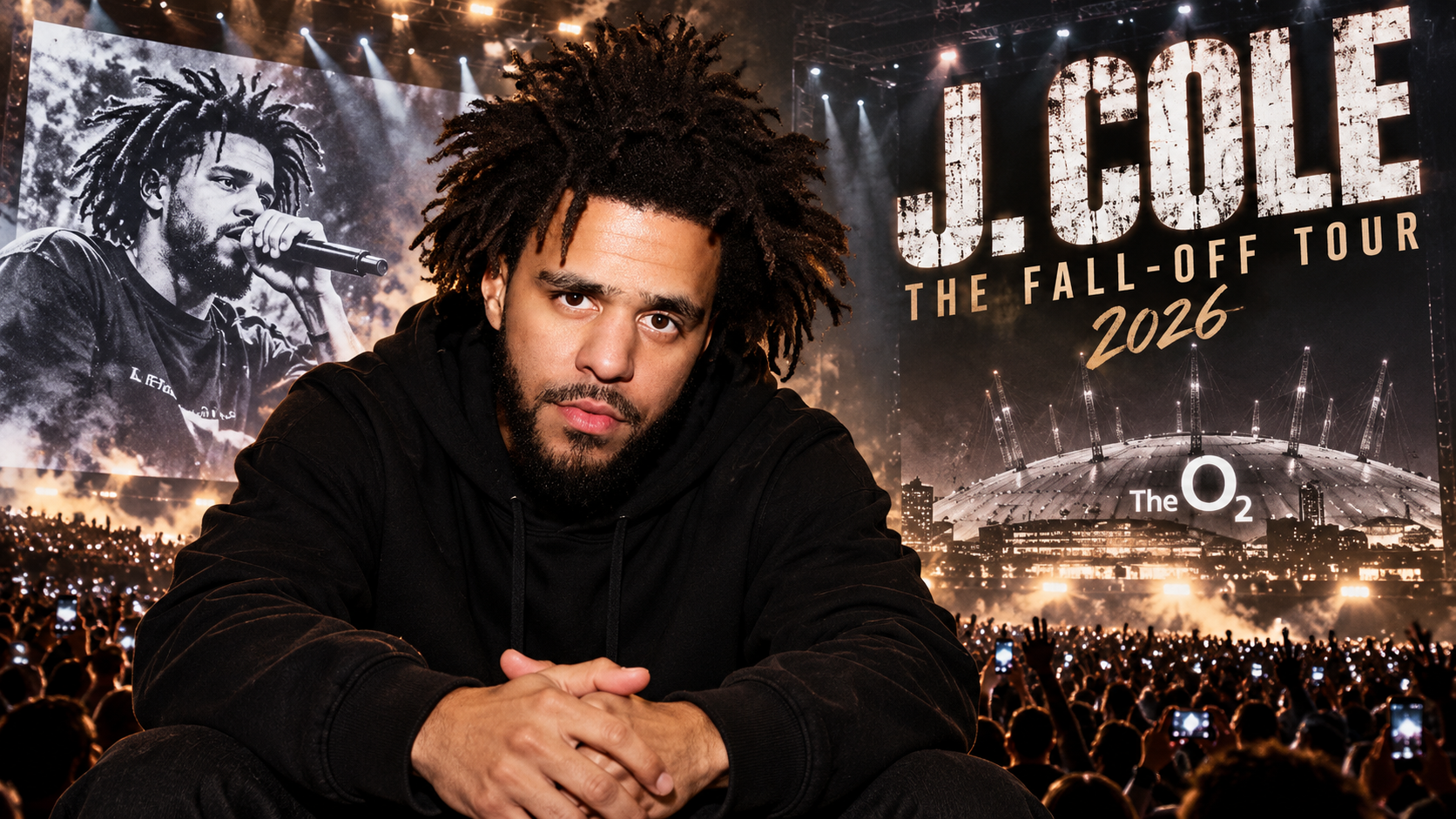 J. Cole sitzt in schwarzer Kleidung vor einer großen Konzertkulisse mit jubelndem Publikum; im Hintergrund sind eine Liveaufnahme des Rappers, die Londoner O2 Arena und der Schriftzug „The Fall-Off Tour 2026“ zu sehen.