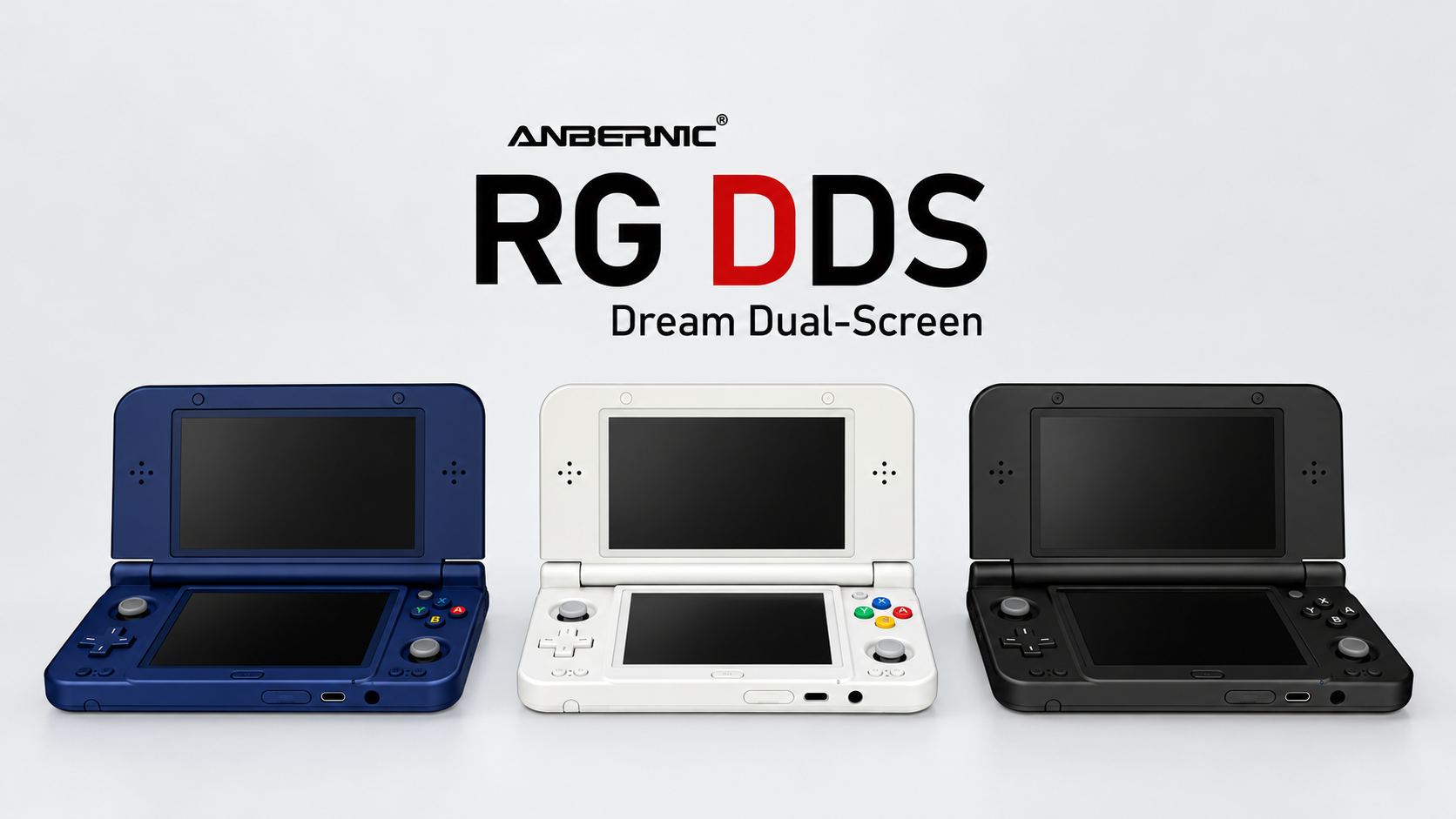 Drei geöffnete ANBERNIC-RG-DDS-Handhelds in Blau, Weiß und Schwarz mit jeweils zwei Bildschirmen unter dem Schriftzug „RG DDS – Dream Dual-Screen“.