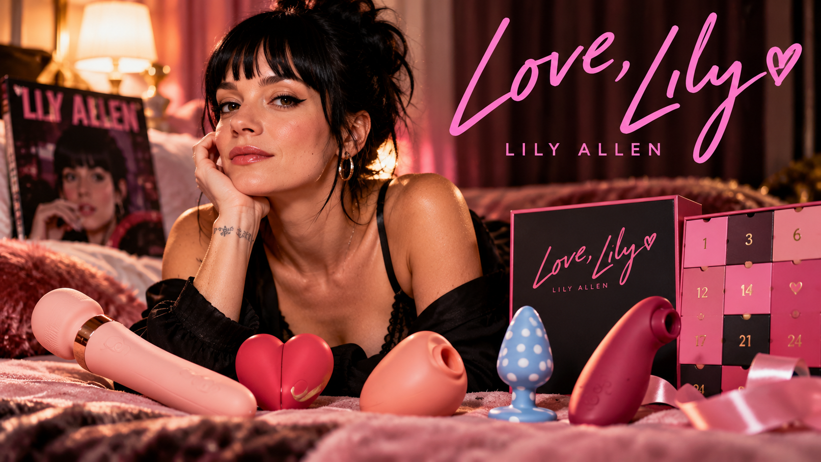 Redaktionelle Illustration zu Lily Allens „Love, Lily“-Kollektion mit der Sängerin in rosafarbener Schlafzimmerkulisse, mehreren Sextoys und passender Produktverpackung.
