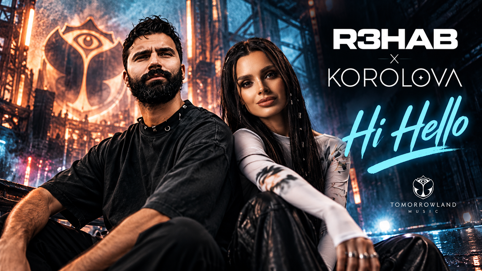 R3HAB und Korolova sitzen gemeinsam in einer futuristisch beleuchteten Clubkulisse mit Neonlicht und Tomorrowland-inspirierter Festivalatmosphäre.