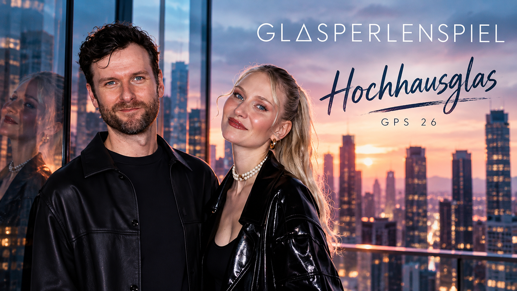 Glasperlenspiel stehen vor einer modernen Hochhauskulisse bei Sonnenuntergang; Carolin Niemczyk und Daniel Grunenberg tragen schwarze Outfits, daneben steht „Hochhausglas“.