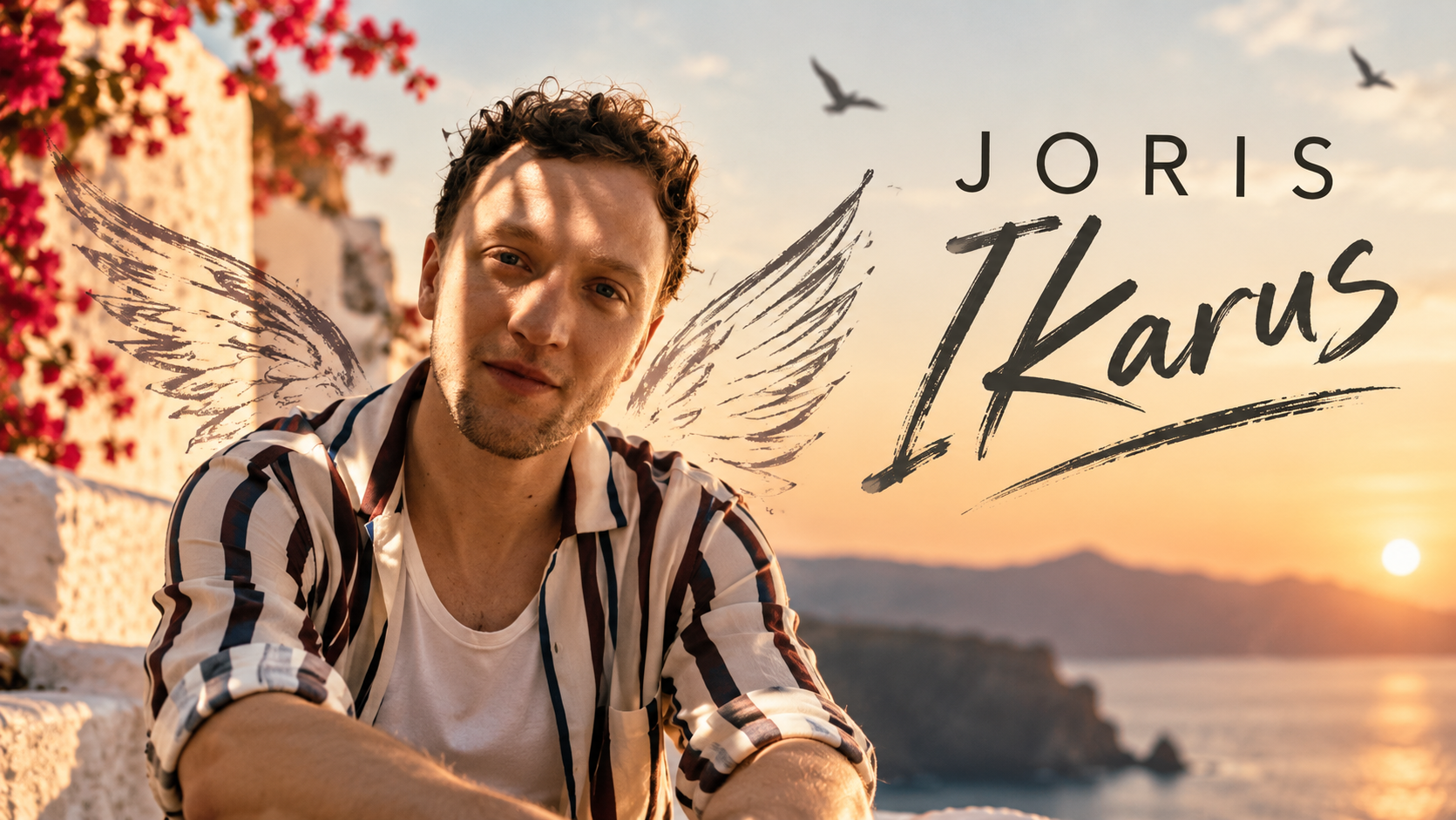 JORIS sitzt bei warmem Sonnenuntergang vor einer mediterranen Küstenkulisse; skizzierte Flügel im Hintergrund greifen das Motiv seiner neuen Single „Ikarus“ auf.