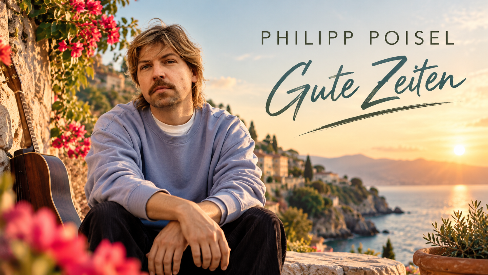 Philipp Poisel sitzt bei Sonnenuntergang an einer mediterranen Küste neben einer Akustikgitarre; im Hintergrund ist der Titel „Gute Zeiten“ zu sehen.