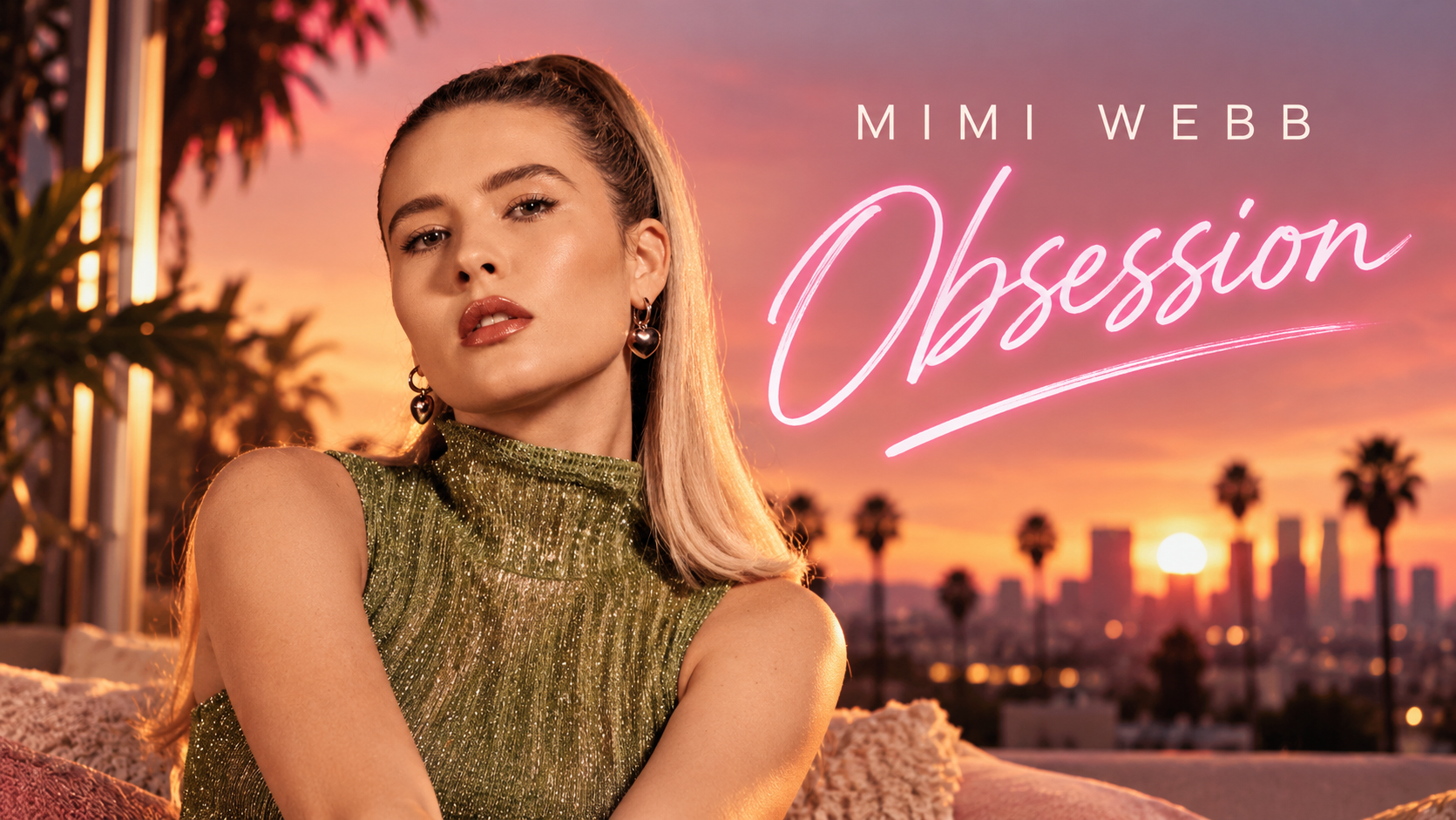 Mimi Webb posiert bei warmem Sonnenuntergang vor einer urbanen Kulisse mit Palmen; daneben leuchtet der Titel „Obsession“ in pinker Neonschrift.