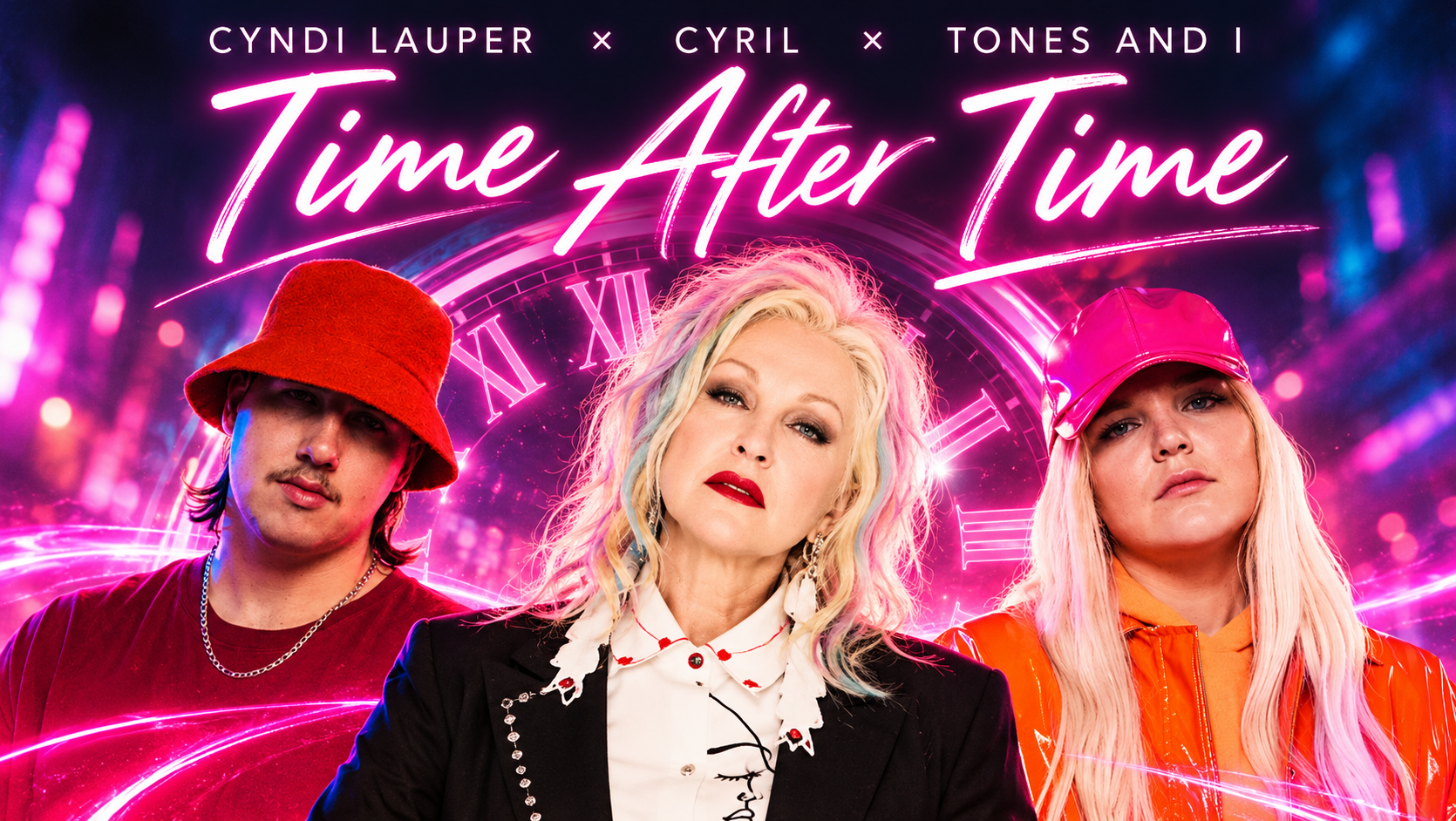 Cyndi Lauper steht zwischen CYRIL und Tones and I vor einer neonfarbenen Uhrkulisse; im Hintergrund leuchtet der Titel „Time After Time“.